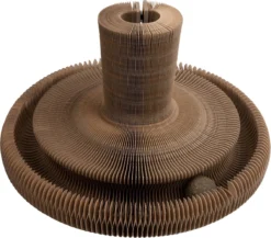 District 70 MAZE 3-in-1 Opvouwbare Kartonnen Kattenmand - Inclusief Catnip Balletje - Voor Slapen, Spelen En Krabben! -Hondenartikelen Winkel 1200x1056 4