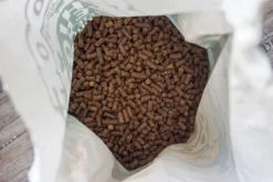 WOOOF Lam & Aardappel 18KG - Geperst 100% Graanvrij Hondenvoer - Geperste Graanvrije Hondenbrokken - 100% Hypoallergeen Hondenvoer -Hondenartikelen Winkel 1200x800 1