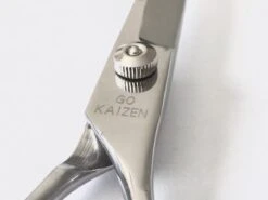 Professionele Hondenscharen Set - Extra Veilige Grooming Set - Trimscharen Voor Honden - Knipschaar - Effileerschaar / Uitdunschaar - Gebogen Schaar Met Ronde Punt - Precisieschaar - Hondenverzorging - Inclusief Kam, 2 Haarclips En Luxe Opbergdoos -Hondenartikelen Winkel 1200x899 19